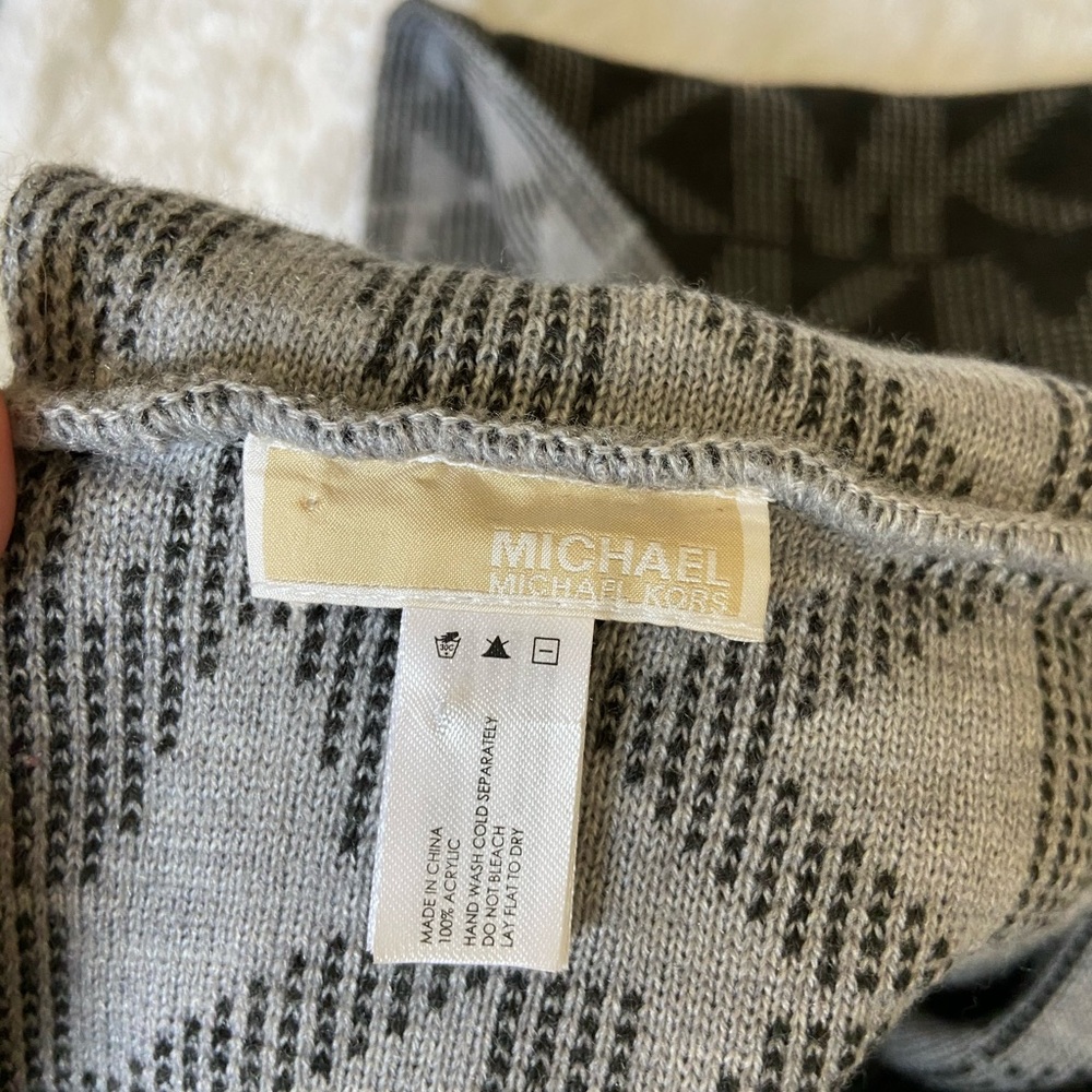 Michael Kors infinite scarf with matching beanie - Picture 5 of 5
